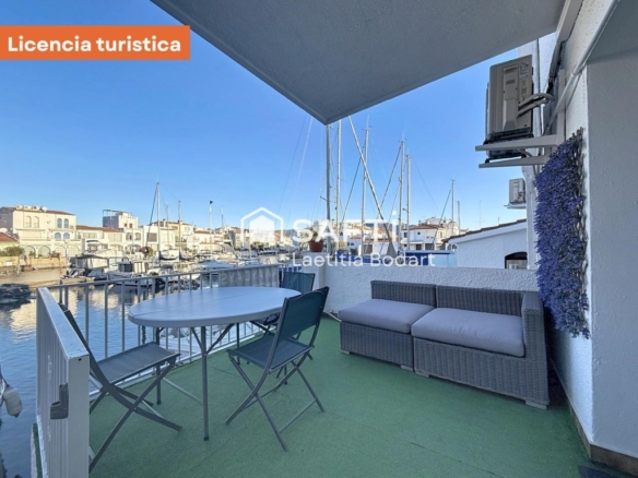 Imagen 3 de Encantador piso renovado con terraza y vistas al canal Empuriabrava