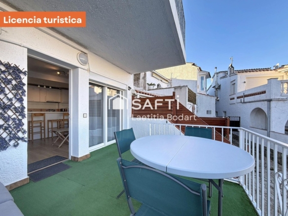 Imagen 4 de Encantador piso renovado con terraza y vistas al canal Empuriabrava