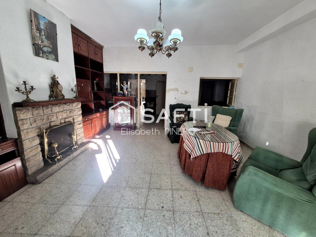 Imagen 2 de Céntrica y Rústica: Casa con Nave