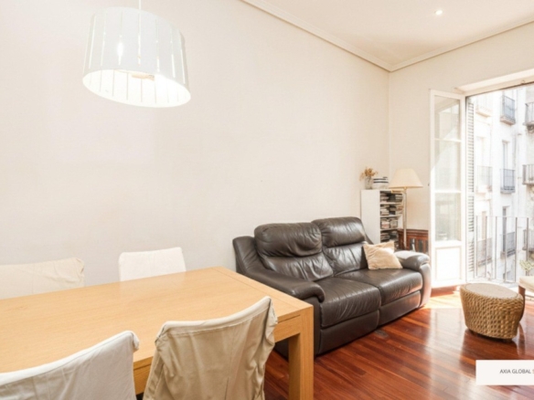 Imagen 2 de Residencia 3H en Centro. Parking cercano opcional.