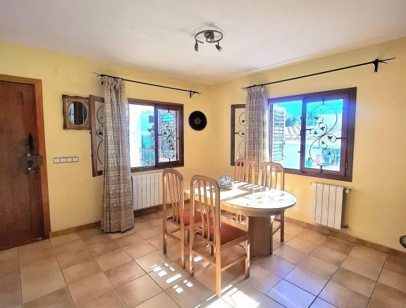 Imagen 4 de Villa reformada con piscina y pozo en zona premium