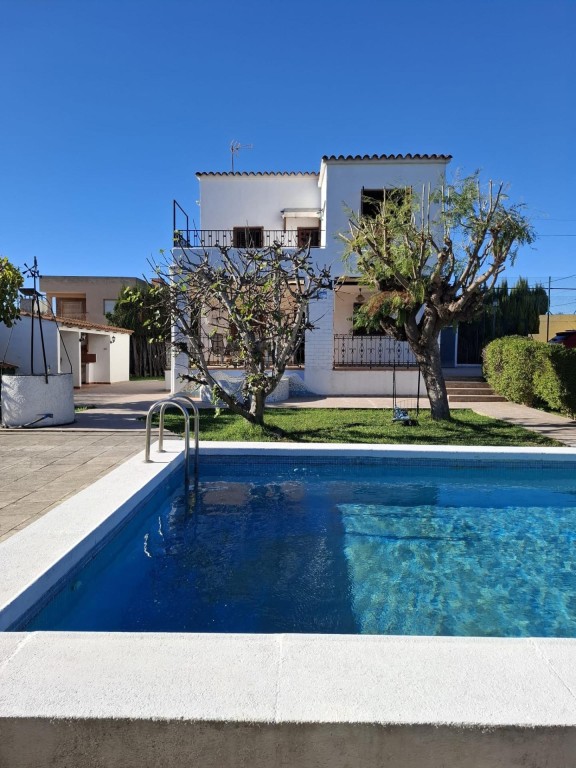 Imagen 1 de Villa reformada con piscina y pozo en zona premium