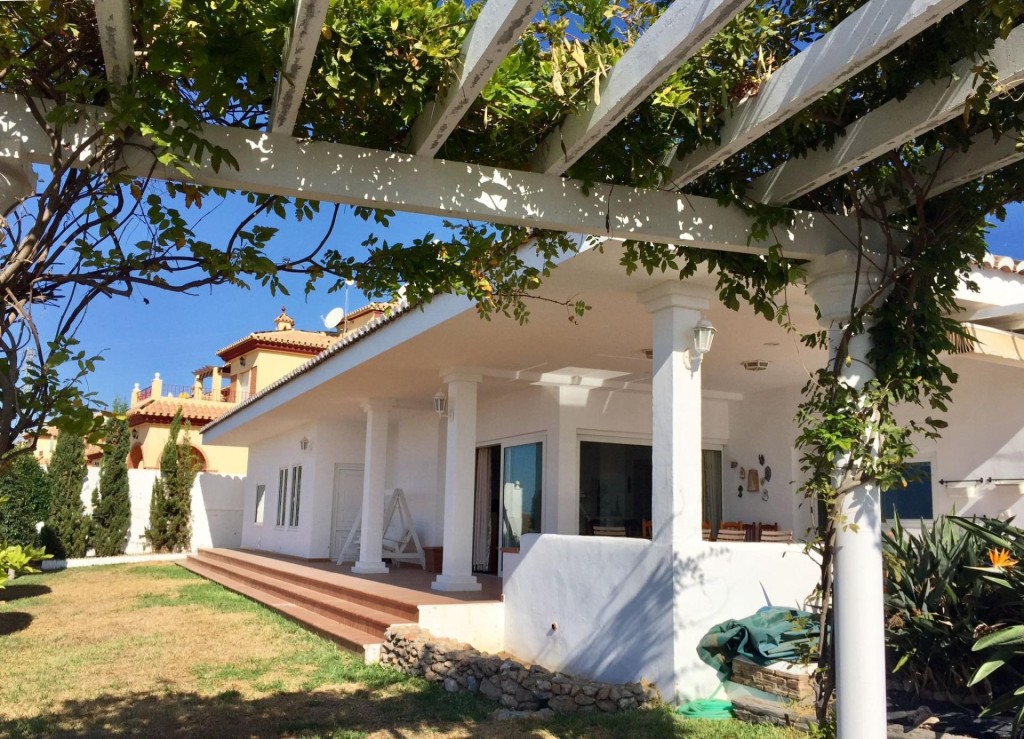 Imagen 1 de Villa de Lujo en Torrox: El Oasis Panorámico de la Costa del Sol