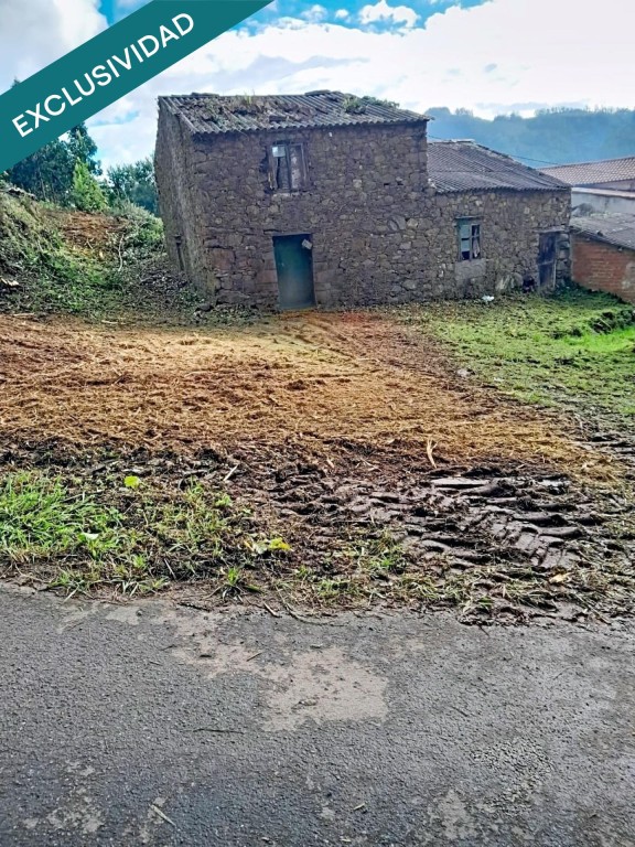 Imagen 2 de Casa Tradicional de Piedra para Reformar en Ortigueira (Galicia) con Amplia Finca de 2.600 m²