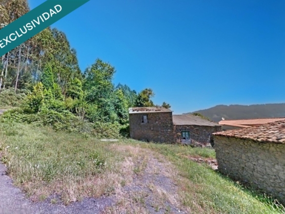 Imagen 1 de Casa Tradicional de Piedra para Reformar en Ortigueira (Galicia) con Amplia Finca de 2.600 m²