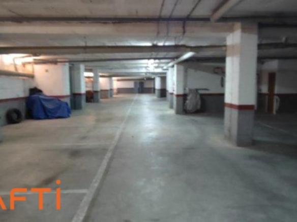 Imagen 3 de Plaza de aparcamiento para coche mediano-pequeño o moto en comunidad cerrada