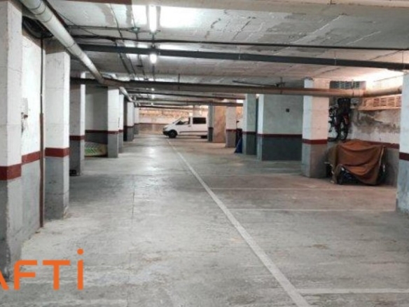 Imagen 4 de Plaza de aparcamiento para coche mediano-pequeño o moto en comunidad cerrada