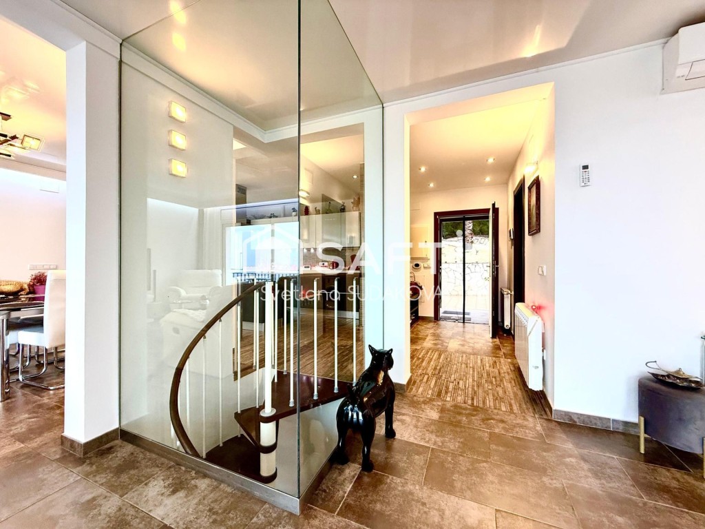 Imagen 3 de Chalet con vistas al mar y la piscina particular.