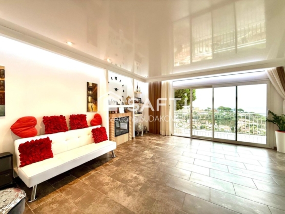 Imagen 4 de Chalet con vistas al mar y la piscina particular.