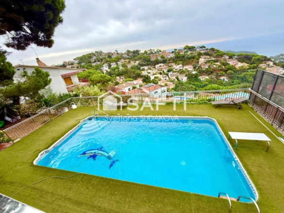Imagen 1 de Chalet con vistas al mar y la piscina particular.