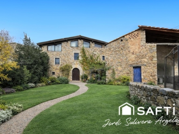 Imagen 1 de UNA FINCA ÚNICA EN LA GARROTXA CON UN POTENCIAL INIGUALABLE