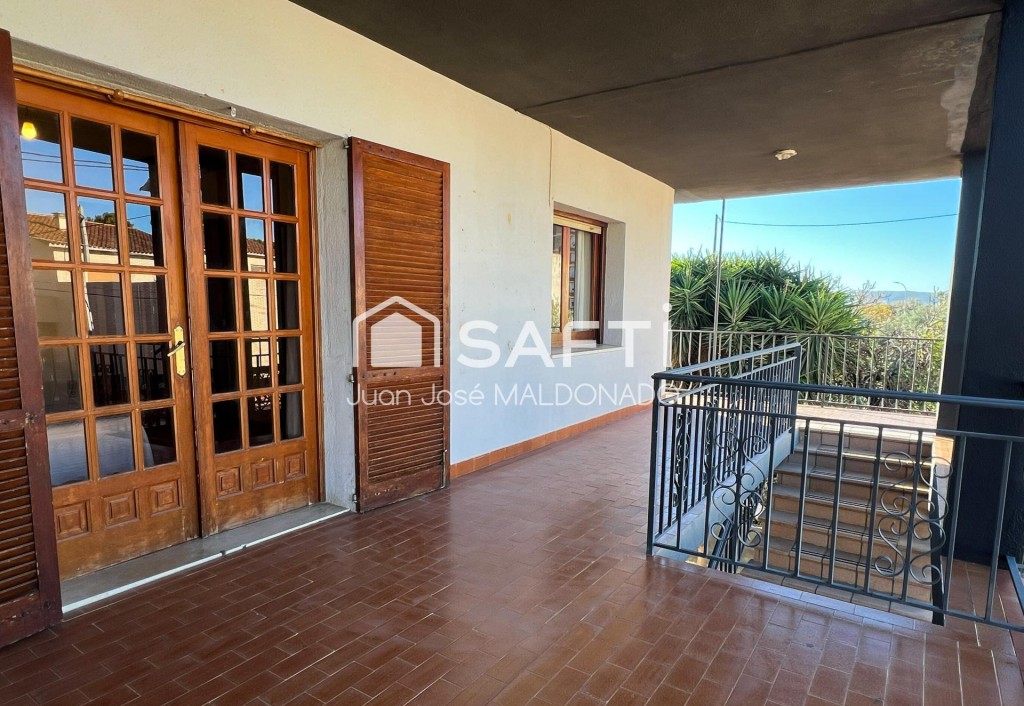 Imagen 2 de Chalet amplio con jardín y vistas en zona tranquila