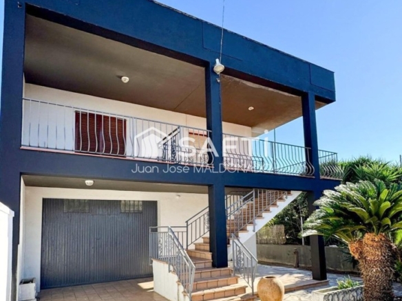 Imagen 1 de Chalet amplio con jardín y vistas en zona tranquila