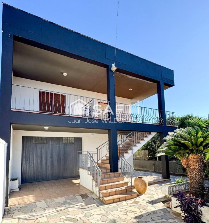 Imagen 1 de Chalet amplio con jardín y vistas en zona tranquila