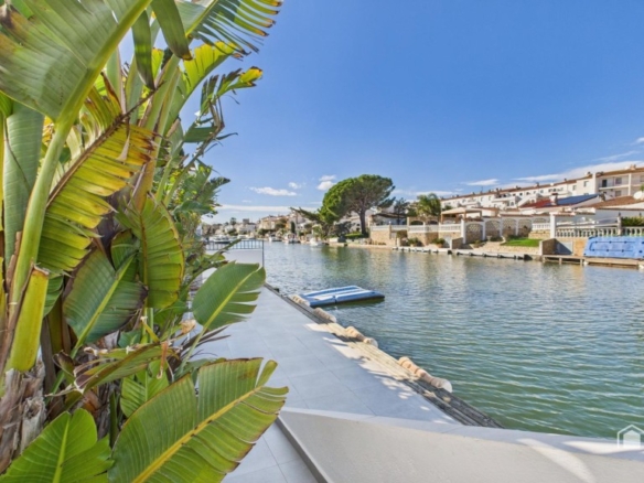 Imagen 2 de Casa con amarre privado en Empuriabrava