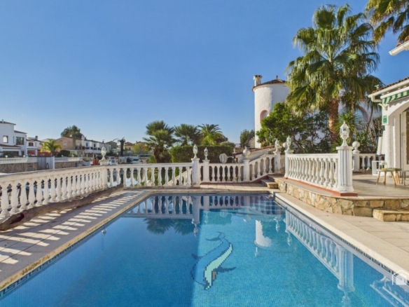 Imagen 2 de Casa con amarre privado en Empuriabrava