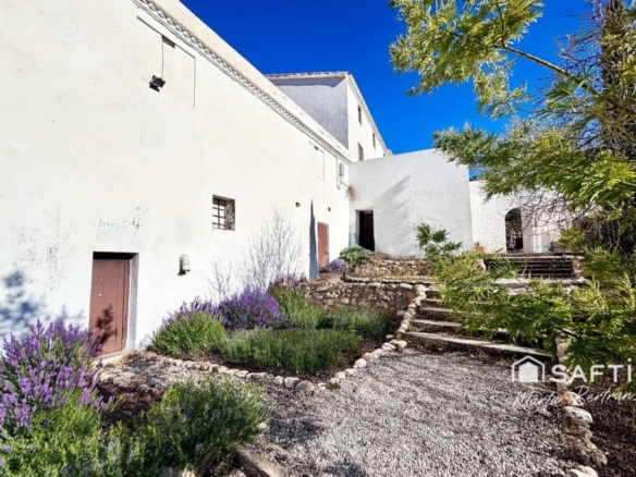 Imagen 2 de Masía histórica con olivar en producción y explotación de uso turístico.