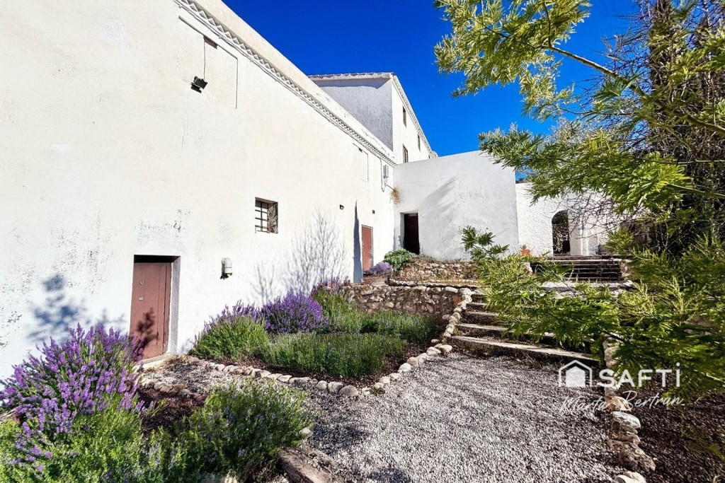 Imagen 2 de Masía histórica con olivar en producción y explotación de uso turístico.