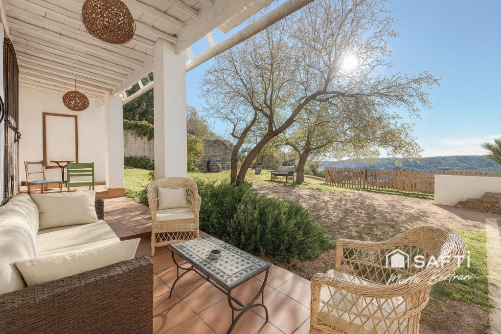 Imagen 1 de Masía histórica con olivar en producción y explotación de uso turístico.