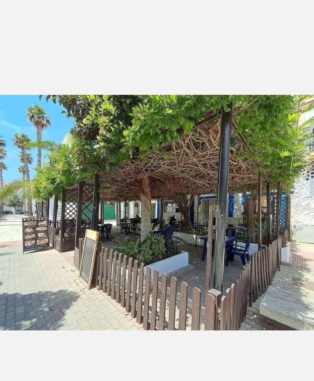 Imagen 3 de Local en centro Salobreña un espacio versátil con alma propia en busca de su próximo gran proyecto.