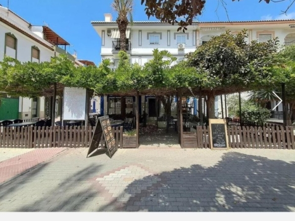 Imagen 1 de Local en centro Salobreña un espacio versátil con alma propia en busca de su próximo gran proyecto.