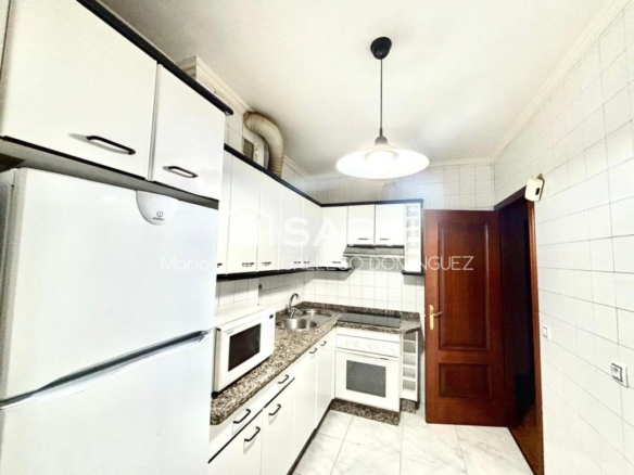 Imagen 4 de SE VENDE PISO AMPLIO EN PONTEVEDRA - ZONA PINTOR LAXEIRO - A PARDA