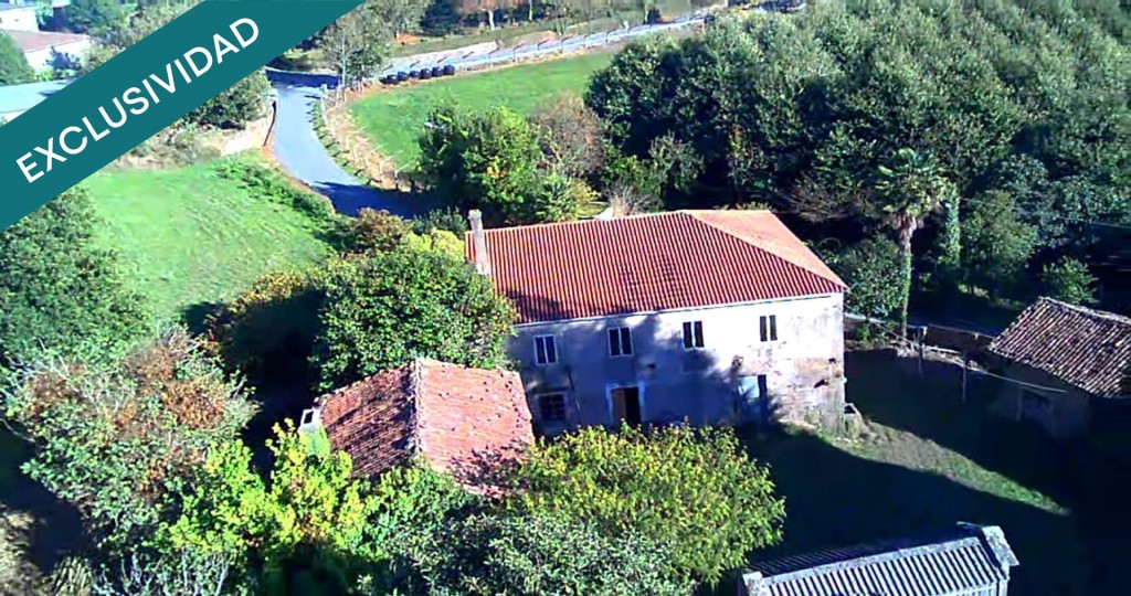 Imagen 1 de SE VENDEN DOS PROPIEDADES CON FINCA DE 8.000 METROS CUADRADOS A 20 MINUTOS DE SANTIAGO DE COMPOSTELA