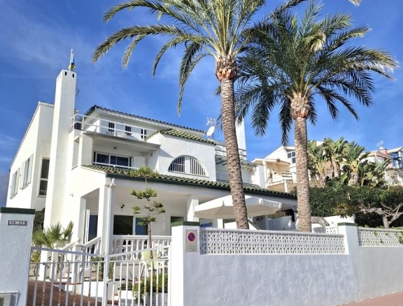 Imagen 2 de Villa pareada en primera línea con vistas al mar