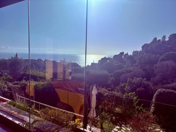 Imagen 1 de Exclusiva residencia con vistas al mar en urbanización privada