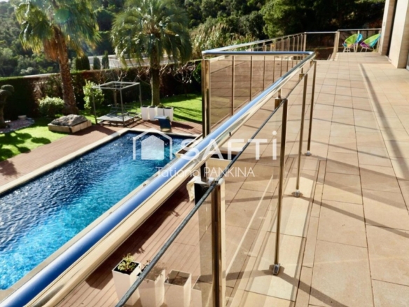 Imagen 2 de Elegante casa de lujo con vistas al mar en urbanización privada.