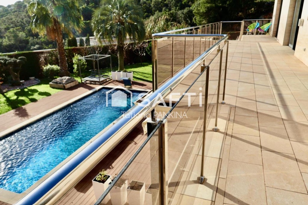 Imagen 2 de Elegante casa de lujo con vistas al mar en urbanización privada.