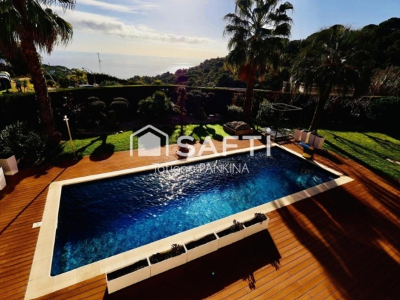 Imagen 4 de Elegante casa de lujo con vistas al mar en urbanización privada.