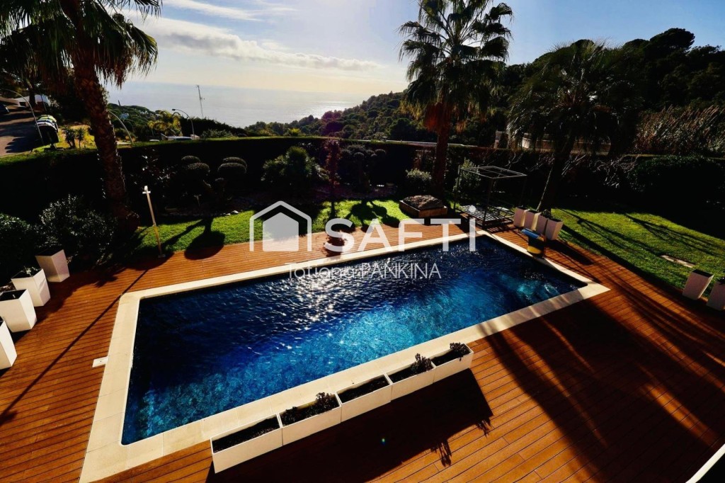 Imagen 4 de Elegante casa de lujo con vistas al mar en urbanización privada.