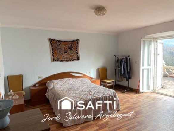 Imagen 2 de CASA AMPLIA CON JARDÍN PRIVADO EN GIRONA