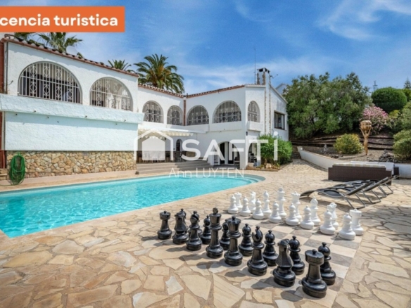 Imagen 1 de Villa en venta Roses con licencia turística