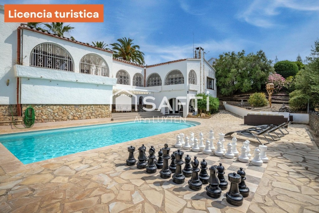 Imagen 1 de Villa en venta Roses con licencia turística
