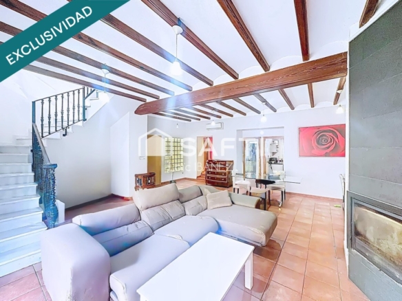 Imagen 1 de Casa con encanto con garaje y dependencia en el corazón del casco antiguo de Oliva