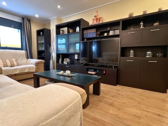 amplio y en pleno centro de Elda