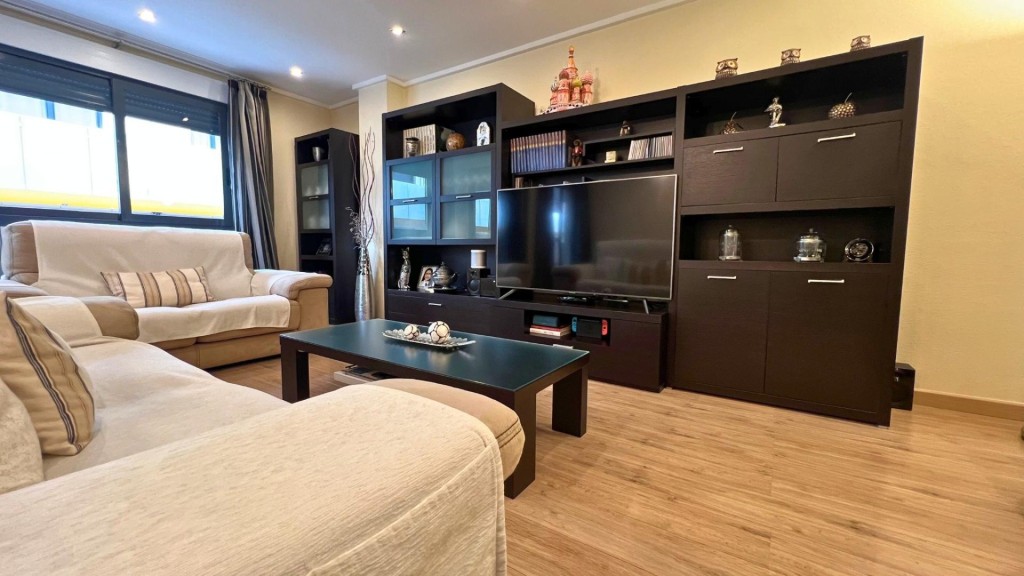 amplio y en pleno centro de Elda