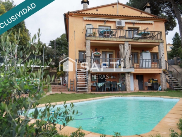 Imagen 1 de Dos casas apareadas independientes con piscina.