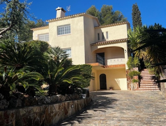 Imagen 2 de Espectacular villa a los 4 vientos con piscina en