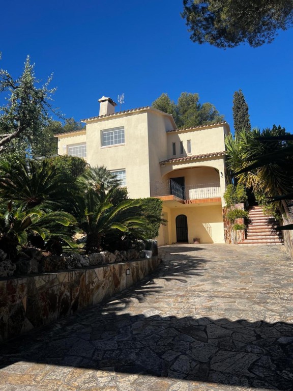 Imagen 2 de Espectacular villa a los 4 vientos con piscina en