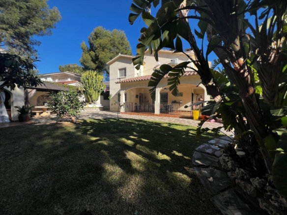 Imagen 3 de Espectacular villa a los 4 vientos con piscina en