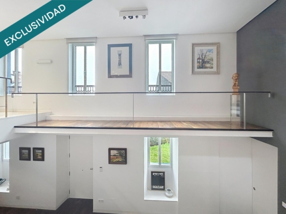 Imagen 2 de Propiedad singular con piscina interior climatizada y dos plazas de garaje en Santiago de Compostela.