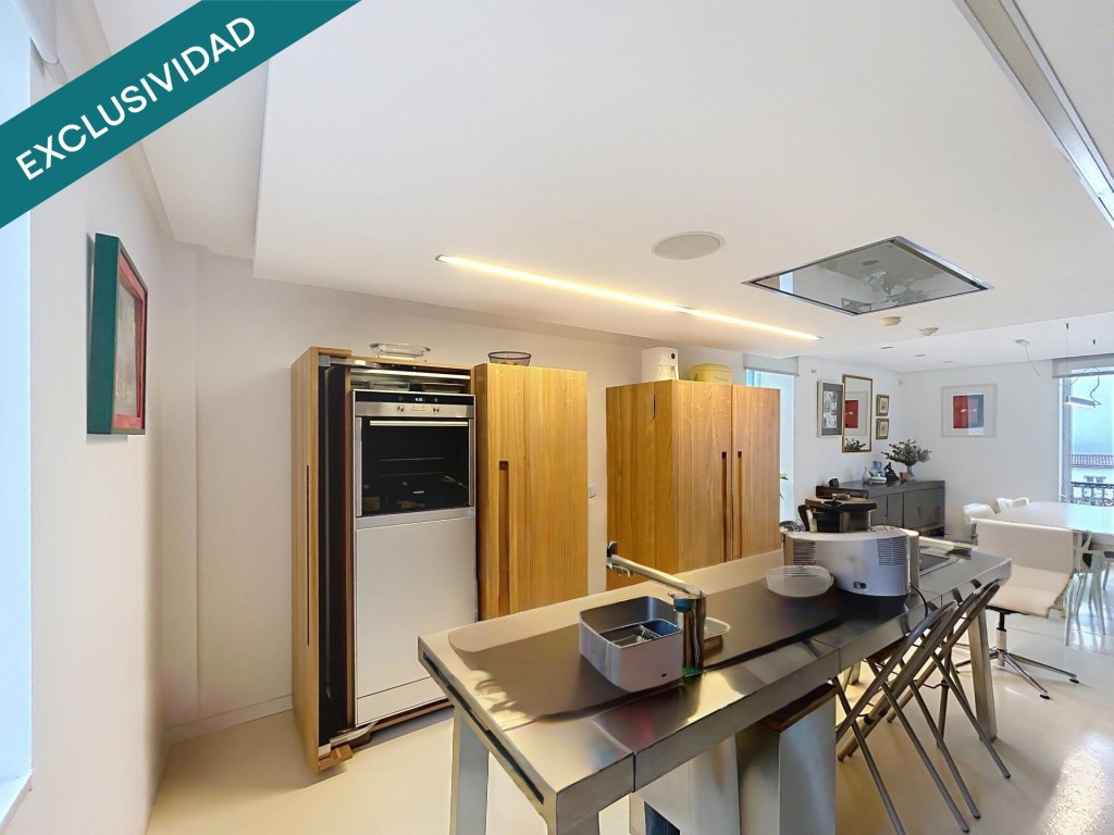 Imagen 3 de Propiedad singular con piscina interior climatizada y dos plazas de garaje en Santiago de Compostela.