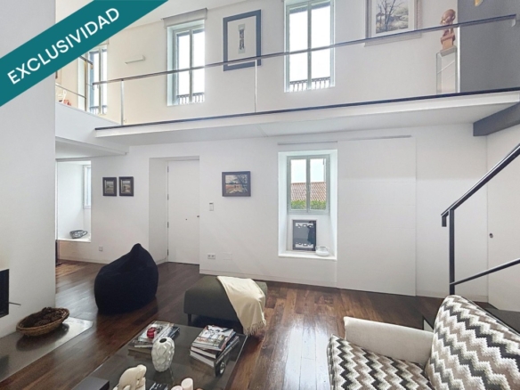 Imagen 1 de Propiedad singular con piscina interior climatizada y dos plazas de garaje en Santiago de Compostela.