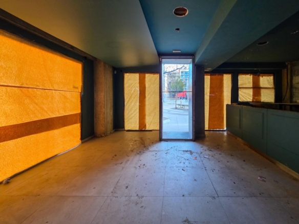 Imagen 3 de Local comercial en alquiler en Plaça Ricard Vinyes – Lleida