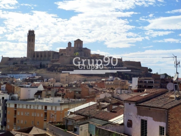 Imagen 2 de Piso en venta en Av. Segre con piscina y vistas a la Seu Vella