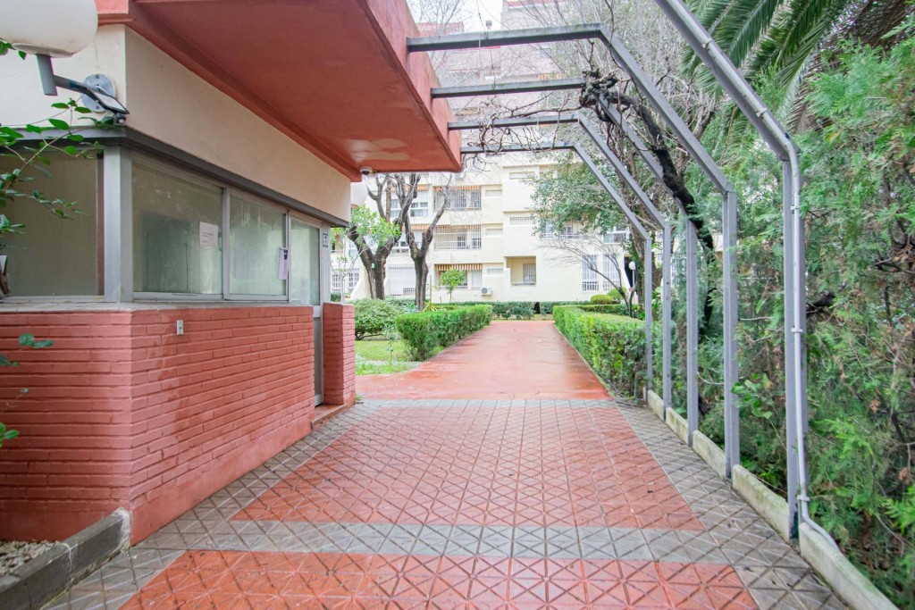 Imagen 2 de Preciosa vivienda REFORMADA en c/ Ópera Carmen con garaje y piscina comunitaria