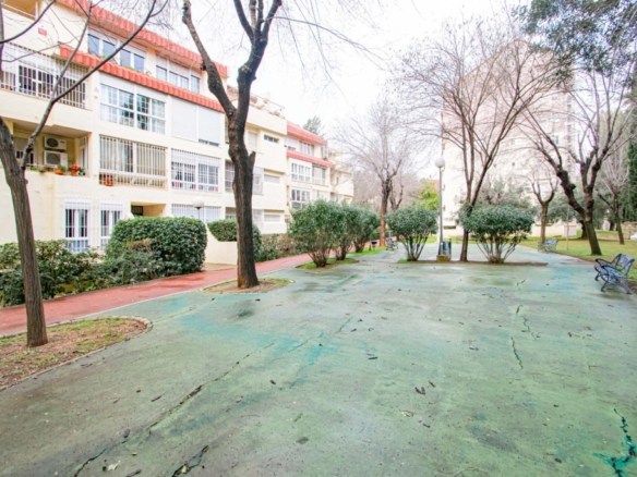 Imagen 3 de Preciosa vivienda REFORMADA en c/ Ópera Carmen con garaje y piscina comunitaria